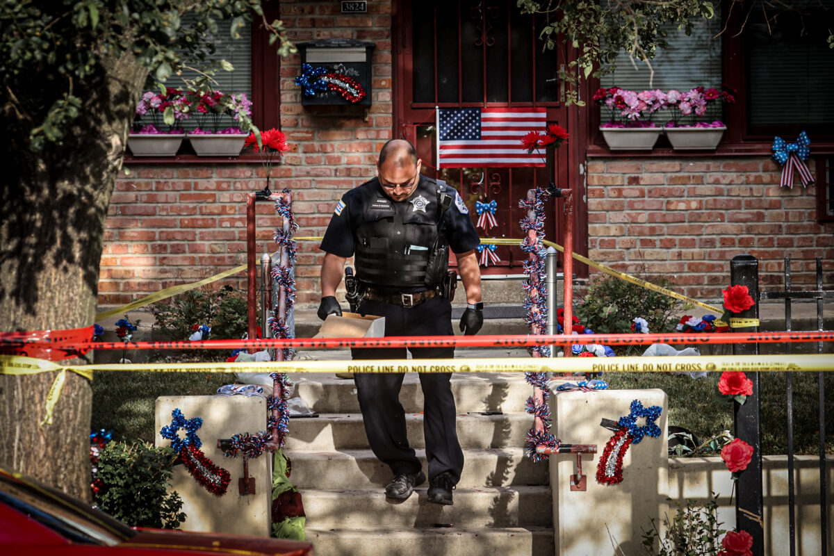 Cảnh sát điều tra hiện trường của một vụ án trong đó ba người bị bắn, tại khu phức hợp nhà ở Wentworth Gardens ở khu Bridgeport, vào ngày 23/06/2021, ở Chicago, Illinois. (Ảnh: Scott Olson/Getty Images)