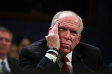 Cựu Giám đốc Cơ quan Tình báo Trung ương Hoa Kỳ (CIA) John Brennan điều trần trước Ủy ban Đặc biệt Thường trực về Tình báo của Hạ viện tại Tòa nhà Quốc hội ở Hoa Thịnh Đốn vào ngày 23/05/2017. (Ảnh: Alex Wong/Getty Images)
