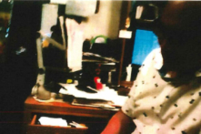 Ông Alexander Ma đếm tiền do một đặc vụ FBI chìm đưa trong cuộc họp vào tháng 08/2020. (Ảnh: Tờ khai Hữu thệ của FBI)