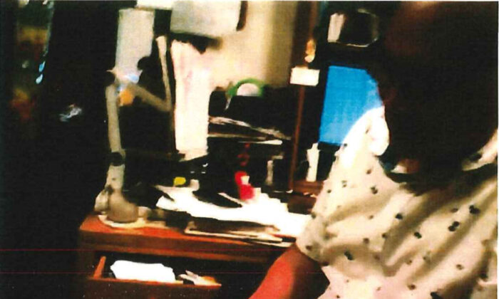 Ông Alexander Ma đếm tiền do một đặc vụ FBI chìm đưa trong cuộc họp vào tháng 08/2020. (Ảnh: Tờ khai Hữu thệ của FBI)