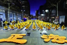 Các học viên Pháp Luân Đại Pháp tưởng niệm những học viên đã thiệt mạng trong hai thập niên chịu sự đàn áp của Đảng Cộng sản Trung Quốc tại Martin Place ở Sydney, Úc, vào ngày 20/07/2018. (Ảnh: The Epoch Times)