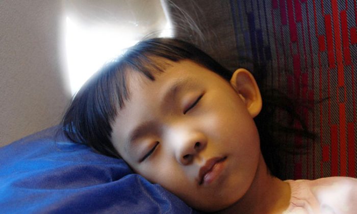 Sự kết hợp giữa vệ sinh giấc ngủ và thời gian ngủ là điều cần thiết để có giấc ngủ ngon và sức khỏe tốt. (Ảnh: The Epoch Times)