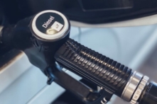 Một bức ảnh không đề ngày tháng chụp tay cầm bơm nhiên liệu diesel. (Ảnh: Jennifer Latuperisa-Andresen/Bapt)