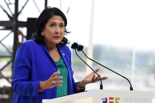 Tổng thống Georgia Salome Zourabichvili có bài diễn văn tại Paris vào ngày 28/08/2019. (Ảnh: Eric Piermont/AFP qua Getty Images)