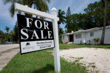 Một tấm biển “rao bán” treo trước một ngôi nhà ở Miami, Florida, hôm 21/06/2022. (Ảnh: Joe Raedle/Getty Images)