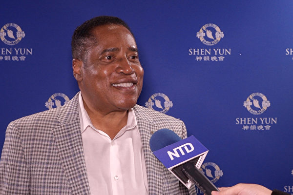 Luật sư, tác giả và người dẫn chương trình nổi tiếng Larry Elder. (Ảnh: Đài Truyền hình Tân Đường Nhân)