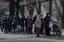 Sau kỳ nghỉ Quốc tế Lao động ngày 01/05/2024, tình hình COVID-19 ở Trung Quốc có dấu hiệu gia tăng. Bức ảnh này cho thấy hàng dài người xếp hàng chờ đợi tại phòng khám của một bệnh viện ở Bắc Kinh, Trung Quốc. (Ảnh: Kevin Frayer/Getty Images)