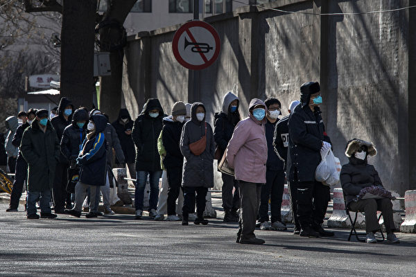 Sau kỳ nghỉ Quốc tế Lao động ngày 01/05/2024, tình hình COVID-19 ở Trung Quốc có dấu hiệu gia tăng. Bức ảnh này cho thấy hàng dài người xếp hàng chờ đợi tại phòng khám của một bệnh viện ở Bắc Kinh, Trung Quốc. (Ảnh: Kevin Frayer/Getty Images)