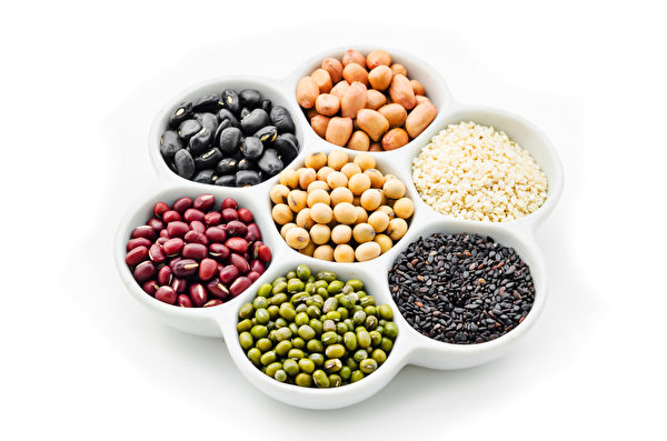 Dùng năm loại đậu và ngũ cốc có màu sắc khác nhau để nấu cơm, nấu cháo, phù hợp với quan niệm ngũ hành dưỡng sinh. (Ảnh: Fotolia)