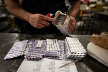 Fentanyl là một loại thuốc tổng hợp thuộc nhóm thuốc opioid, có hiệu lực gấp 50 lần so với heroin, chỉ cần 2 miligam là có thể gây tử vong. Trong hình là thuốc opioid. (Ảnh: Johannes Eisele/AFP qua Getty Images)