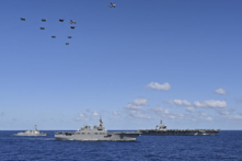 Trong cuộc diễn tập trên biển kéo dài ba ngày do Hoa Kỳ và Nhật Bản tổ chức ở Biển Đông, đội hình phi cơ trên hàng không mẫu hạm USS Carl Vinson của Hoa Kỳ đã có nhiều hơn một hạm đội, bao gồm hàng không mẫu hạm USS Theodore Roosevelt của Hoa Kỳ (bên phải), khu trục hạm chở trực thăng của Lực lượng Phòng vệ Trên biển Nhật Bản loại Hyuga JS Ise (ở giữa), và khu trục hạm chở hỏa tiễn dẫn đường USS Daniel Inouye thuộc hạm đội Arleigh-Burke (bên trái), ngày 31/01/2024. (Ảnh: Richard A. Brooks/AFP qua Getty Images)