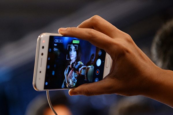 Một chiếc điện thoại di động của ASUS. (Ảnh: Sajjad Hussain/AFP)