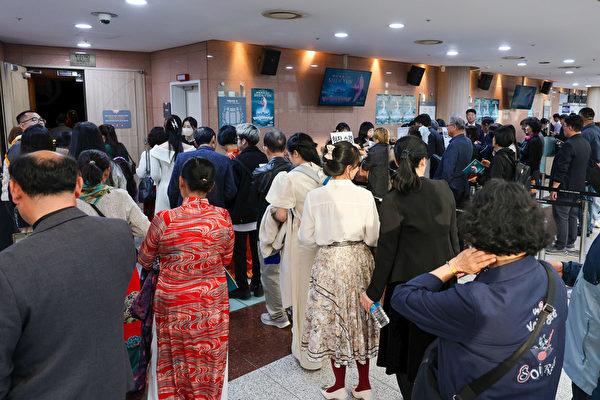 Khán giả xếp hàng vào cửa tại đại sảnh Nhà hát Opera Aram, thành phố Goyang tối hôm 24/04/2024 để thưởng thức buổi biểu diễn đầu tiên tại Nam Hàn trong năm nay của đoàn Nghệ thuật Biểu diễn Shen Yun New York. Toàn bộ vé đã được bán hết trước khi buổi diễn bắt đầu. (Ảnh: Kim Guk-hwan / The Epoch Times)