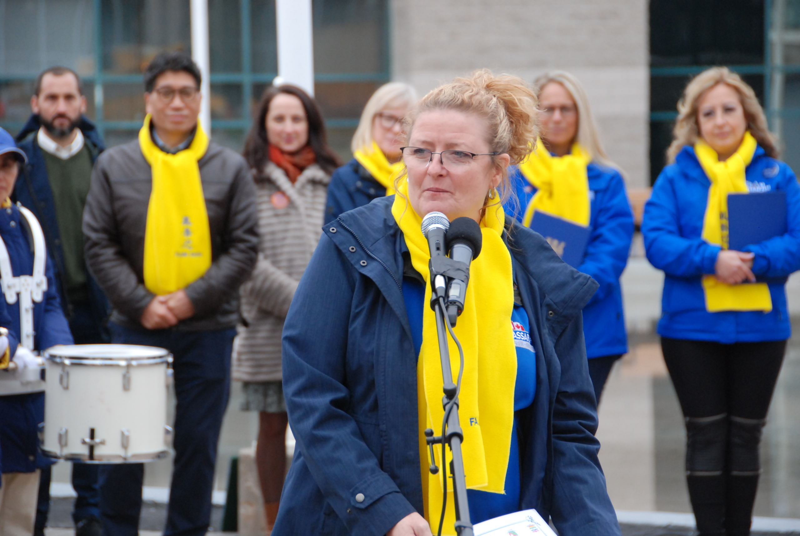 Bà Sarah-Jane Taylor, người đại diện của ông John Brassard, Nghị viên Quốc hội vùng Barrie-Innisfil, đang đọc thư chúc mừng tại buổi lễ thượng cờ mừng Ngày Pháp Luân Đại Pháp Thế giới, hôm 29/04/2024. (Ảnh: Y Linh/The Epoch Times )