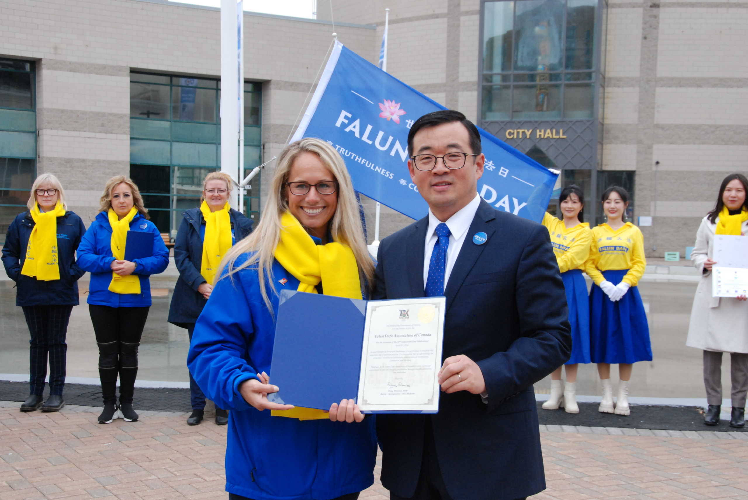 Bà Christine, người đại diện của Tổng chưởng lý Ontario, Nghị viên Quốc hội tỉnh bang Doug Downey, đã đọc thư chúc mừng tại buổi lễ kỷ niệm Ngày Pháp Luân Đại Pháp Thế giới, hôm 29/04/2024. (Ảnh: Y Linh/The Epoch Times)