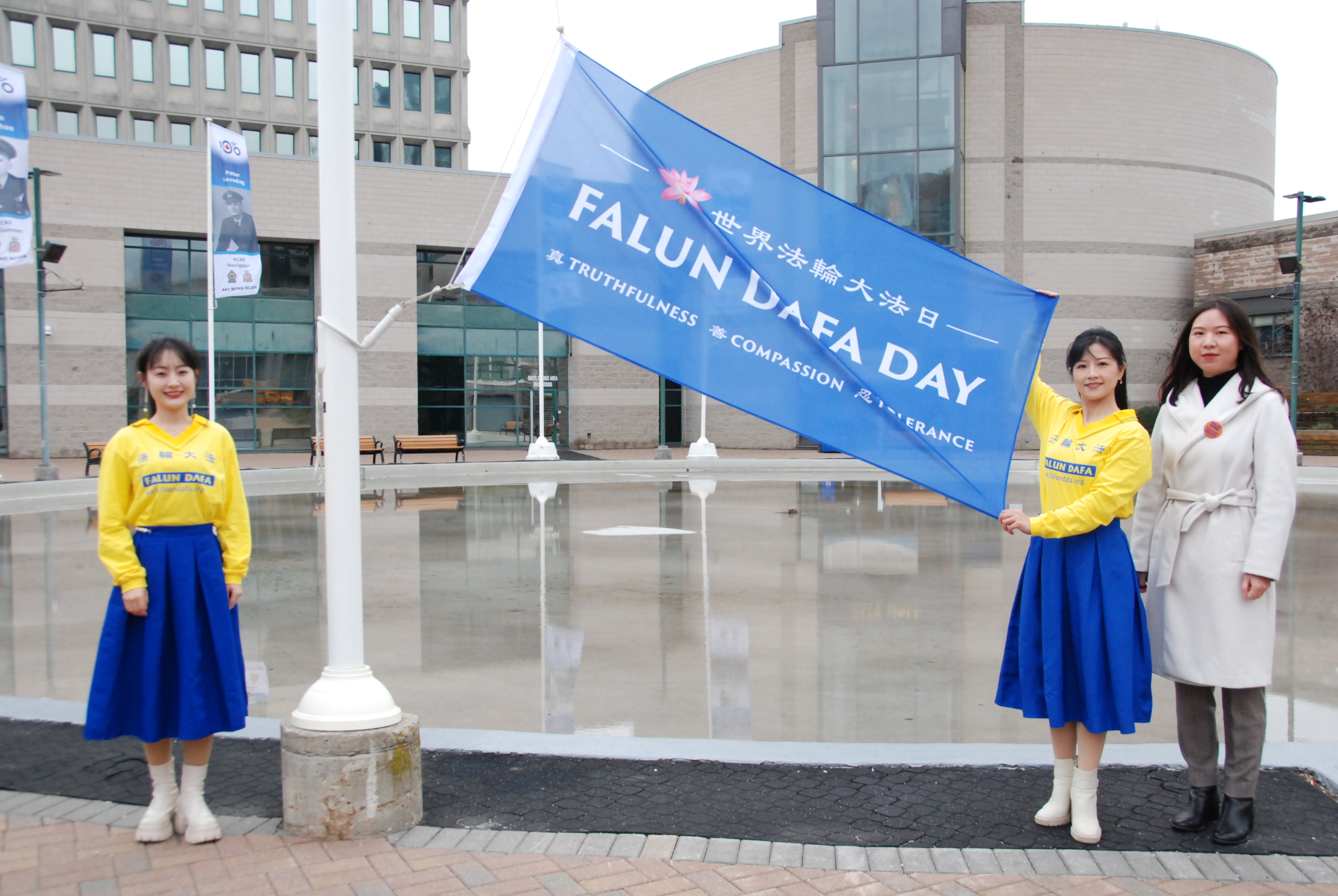 Cờ sắp được kéo lên trong buổi lễ thượng cờ ngày Pháp Luân Đại Pháp Thế giới để kỷ niệm 32 năm Đại Pháp được hồng truyền, tại thành phố Barrie, tỉnh bang Ontario, Canada, hôm 29/04/2024. (Ảnh: Y Linh/The Epoch Times)