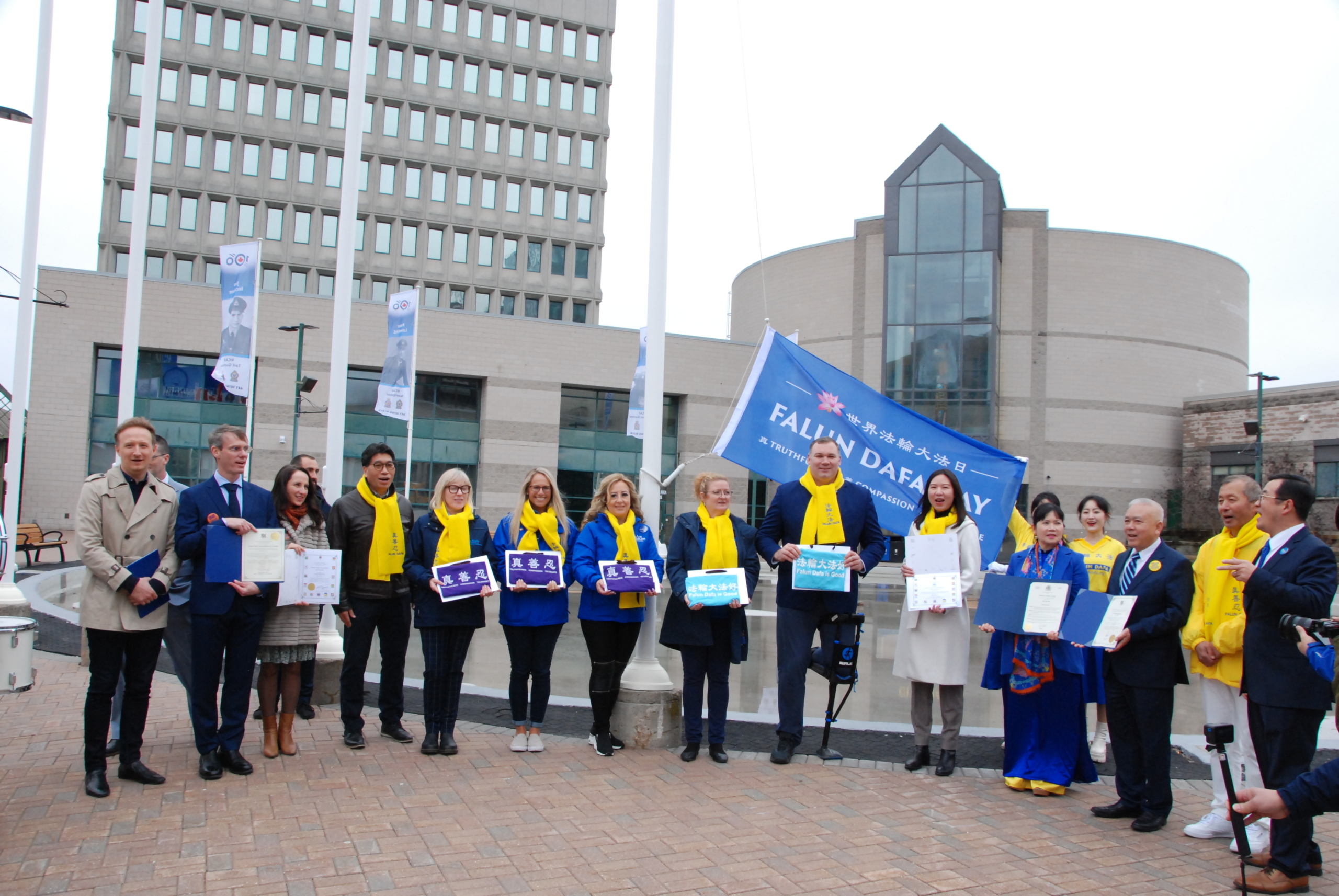 Thành phố Barrie, tỉnh bang Ontario, Canada, cử hành nghi thức thượng cờ nhân ngày Pháp Luân Đại Pháp Thế giới để chúc mừng 32 năm Đại Pháp được hồng truyền, hôm 29/04/2024. (Ảnh: Y Linh/The Epoch Times)