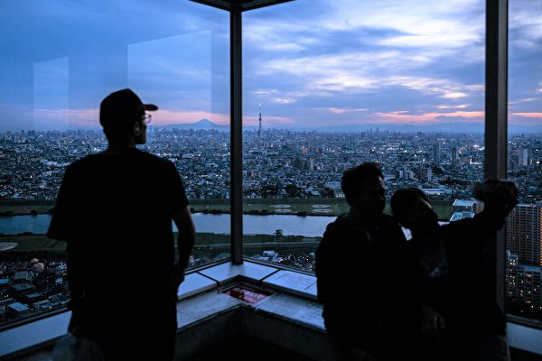 Rất nhiều người giàu có Trung Quốc đang di cư đến Nhật Bản và mua biệt thự sang trọng tại đó, vì lo ngại về tình trạng bất ổn chính trị của Đảng Cộng sản Trung Quốc. Bức ảnh chụp thành phố Ichikawa, tỉnh Chiba, phía đông Tokyo nhìn từ xa vào ngày 02/07/2023. (Ảnh: Philip Fong/AFP)