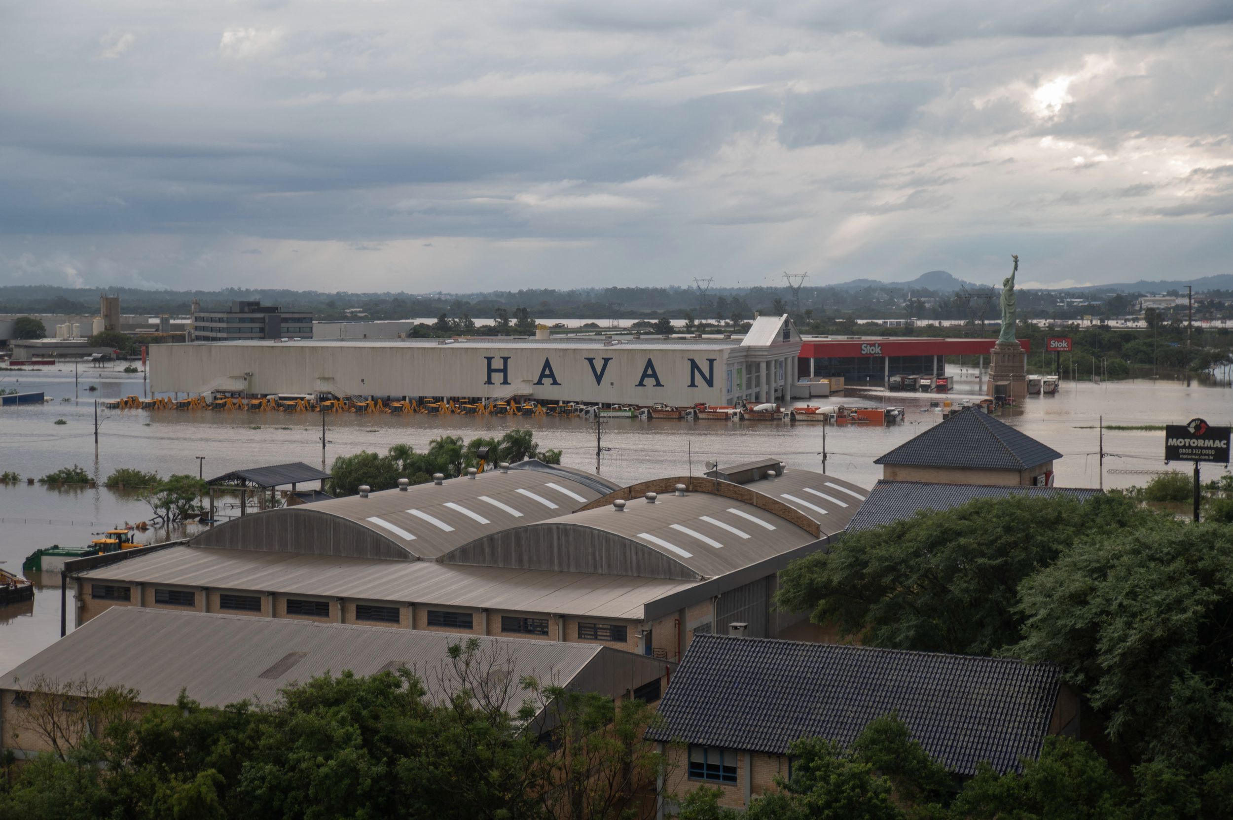 Ảnh chụp từ trên cao của khu dân cư Sarandi, tiểu bang Rio Grande do Sul, Brazil, bị nhấn chìm trong nước lũ, hôm 05/05/2024. (Ảnh: Carlos Fabal/AFP qua Getty Images)