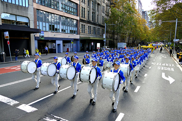 Đội Thiên Quốc Nhạc Đoàn dẫn đầu cuộc diễn hành, tại Sydney, hôm 06/05/2024. (Ảnh: An Bình Nhã /The Epoch Times)