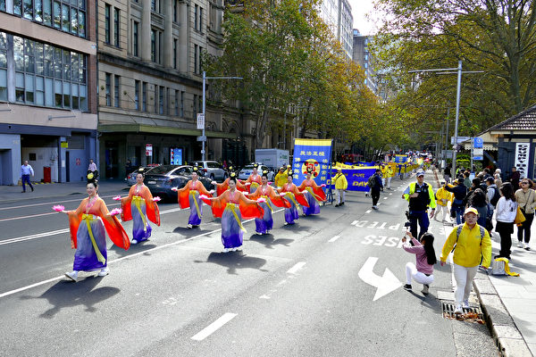 Hình ảnh các học viên Pháp Luân Công mặc trang phục cổ xưa trong đoàn diễn hành, tại Sydney, hôm 06/05/2024. (Ảnh: An Bình Nhã/The Epoch Times)