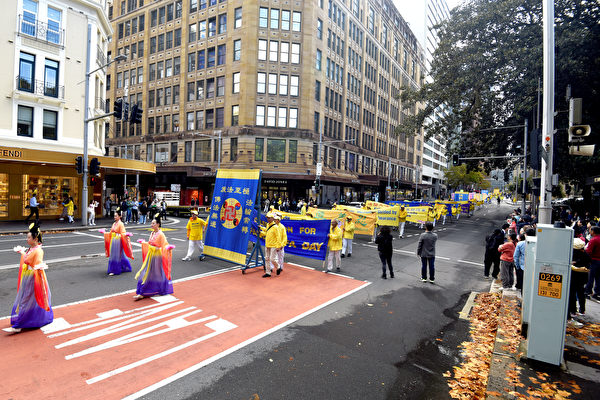 Hình ảnh các học viên Pháp Luân Công trong đoàn diễn hành, tại Sydney, hôm 06/05/2024. (Ảnh: An Bình Nhã/The Epoch Times)