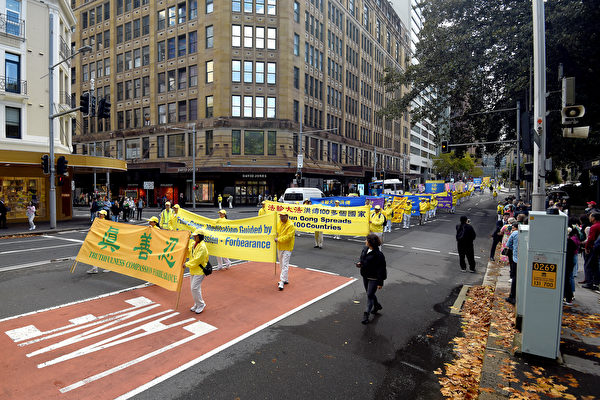 Các học viên Pháp Luân Công với biểu ngữ “Chân, Thiện, Nhẫn” trong đoàn diễn hành ở thành phố Sydney, hôm 06/05/2024. (Ảnh: An Bình Nhã/The Epoch Times)