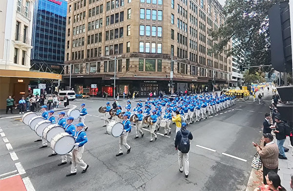 Đội Thiên Quốc Nhạc Đoàn trong đoàn diễn hành, tại Sydney, hôm 06/05/2024. (Ảnh: An Bình Nhã/The Epoch Times)