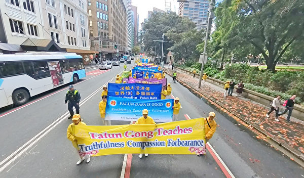 Cuộc diễn hành chào mừng Ngày Pháp Luân Đại Pháp Thế giới lần thứ 25, ở thành phố Sydney, hôm 06/05/2024. (Ảnh: An Bình Nhã/The Epoch Times)