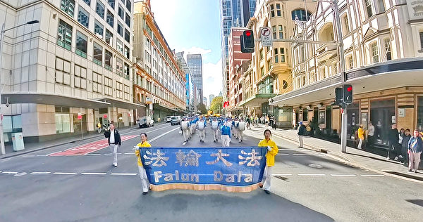 Cuộc diễn hành chào mừng Ngày Pháp Luân Đại Pháp Thế giới lần thứ 25, ở thành phố Sydney, hôm 06/05/2024. (Ảnh: An Bình Nhã/The Epoch Times)