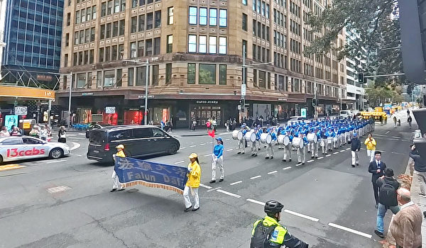 Cuộc diễn hành chào mừng Ngày Pháp Luân Đại Pháp Thế giới lần thứ 25, ở thành phố Sydney, hôm 06/05/2024. (Ảnh: An Bình Nhã/The Epoch Times)