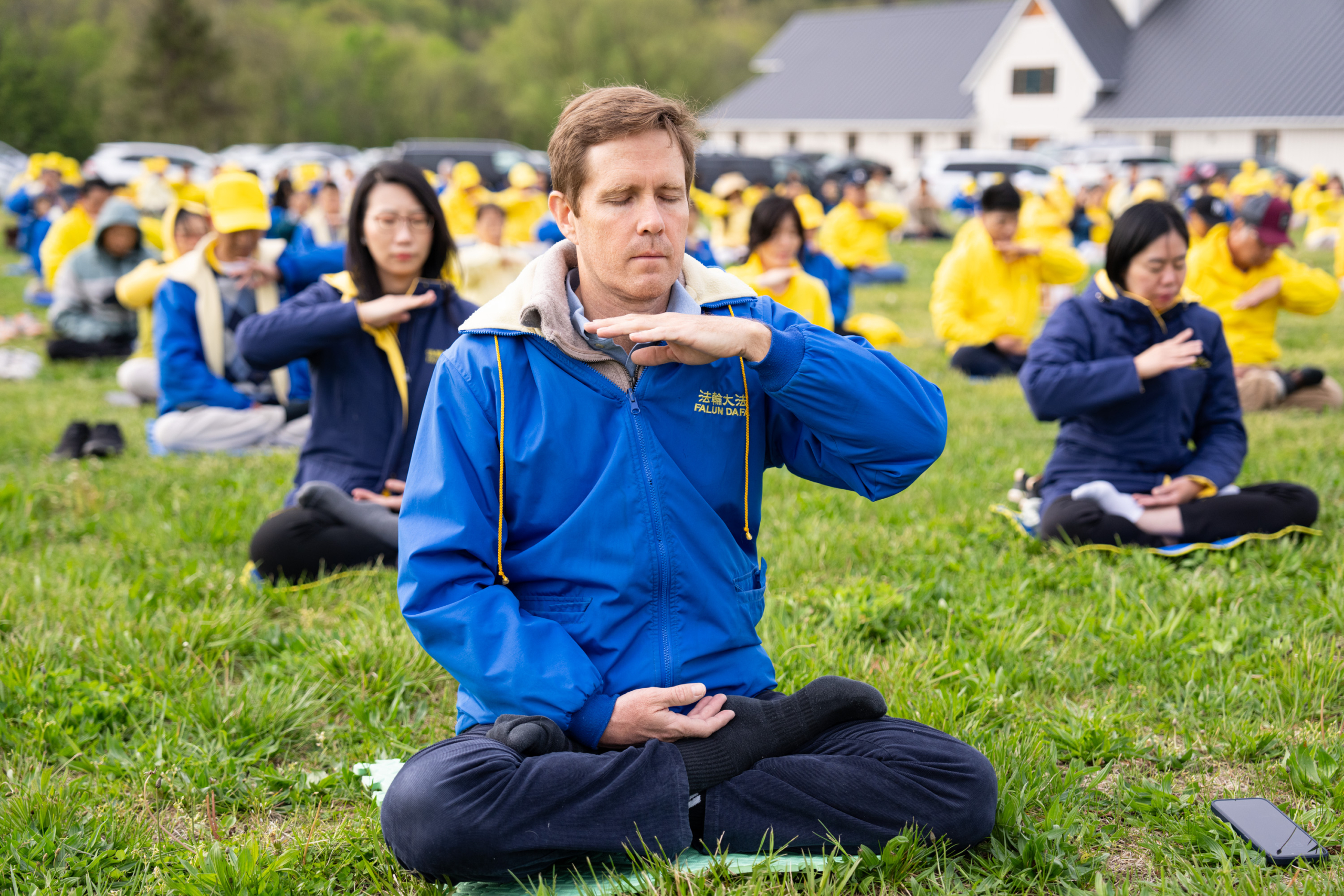 Các học viên Pháp Luân Công đang tĩnh tọa trong bài công pháp số 5 tại buổi luyện công tập thể ở ngoại ô New York, hôm 04/05/2024. (Ảnh: Đới Binh/The Epoch Times)