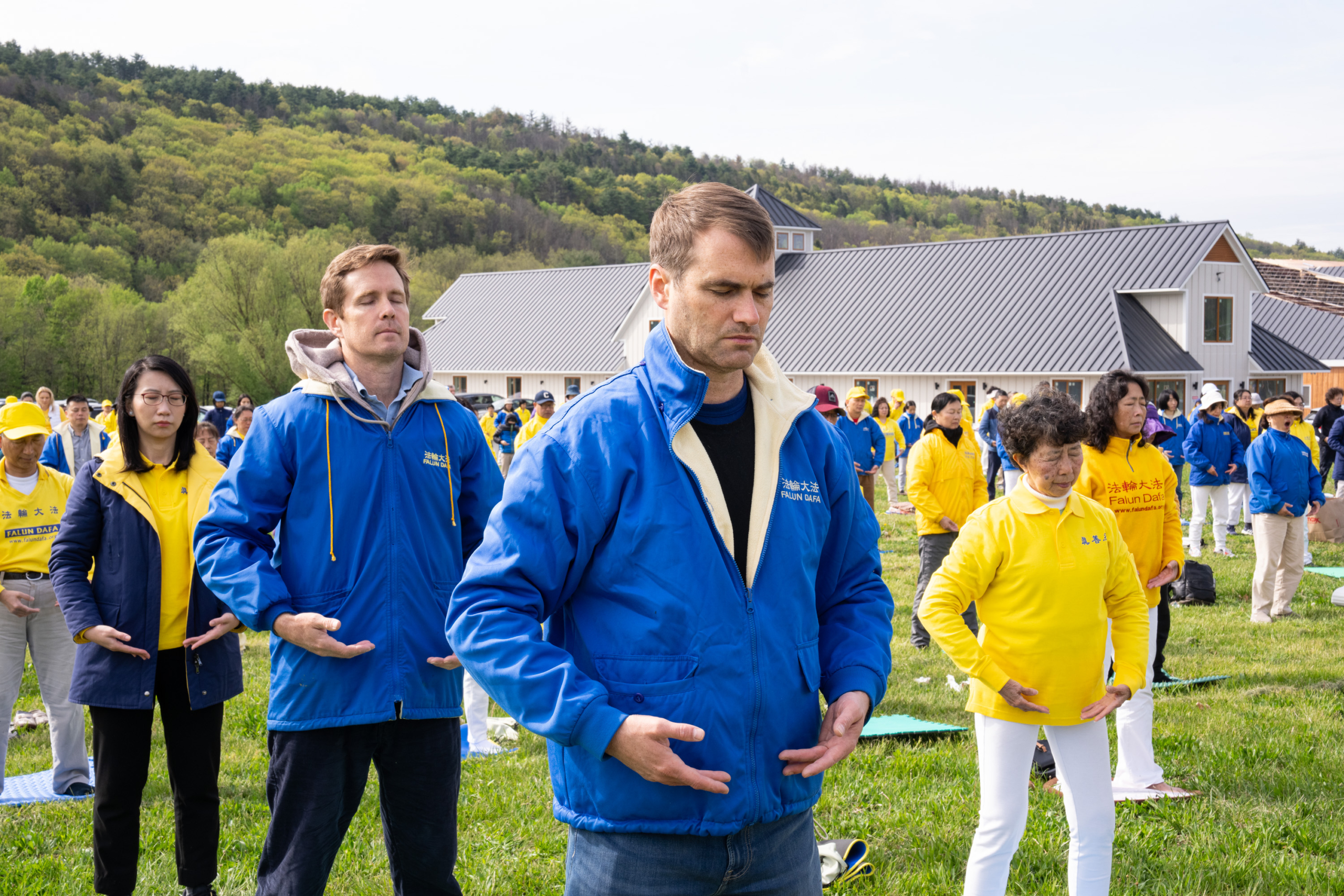 Các học viên Pháp Luân Công đang luyện công trong tư thế trạm trang của bài công pháp số 2 tại buổi luyện công tập thể ở ngoại ô New York, hôm 04/05/2024. (Ảnh: Đới Binh/The Epoch Times)