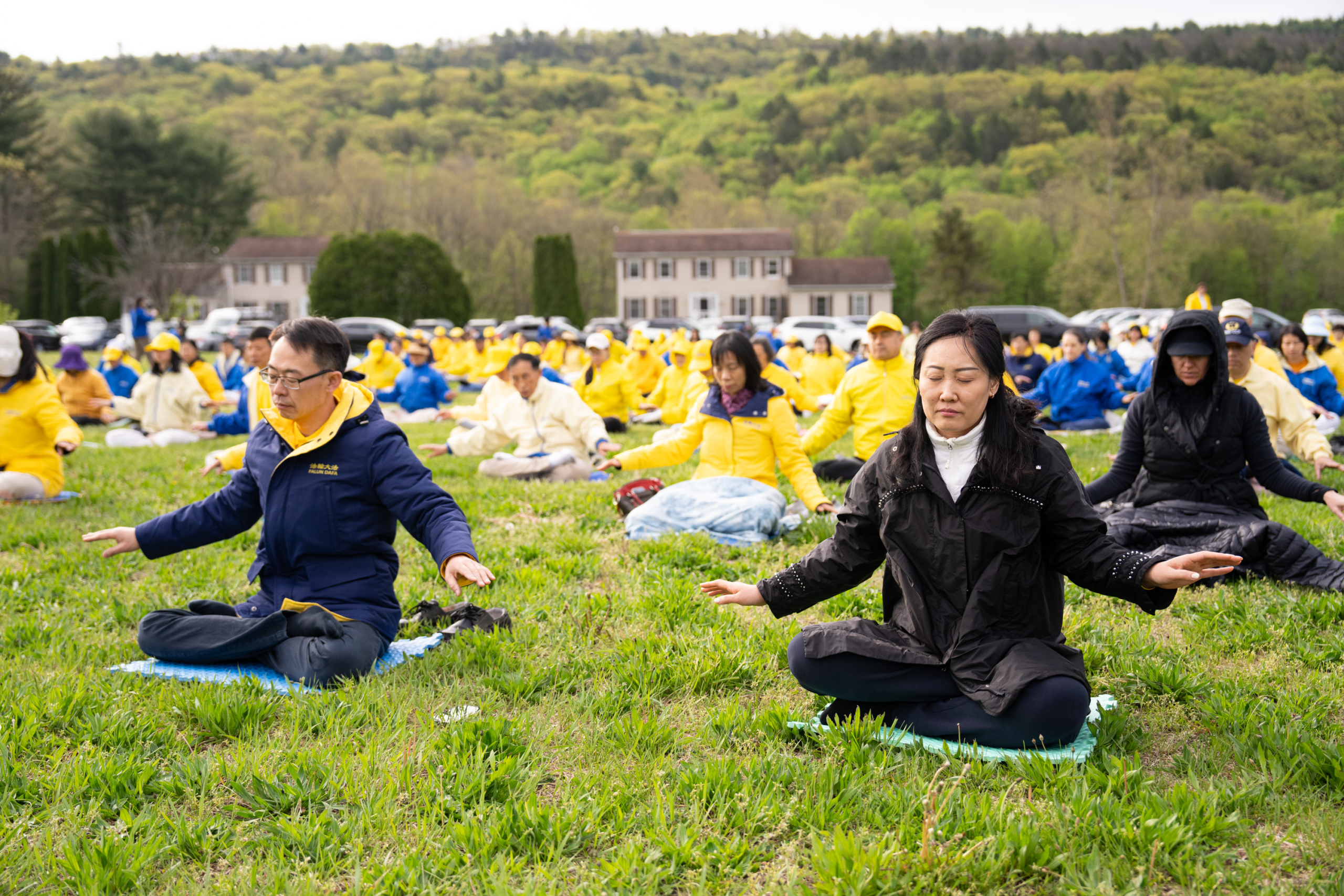 Các học viên Pháp Luân Công đang tĩnh tọa trong bài công pháp số 5 tại buổi luyện công tập thể ở ngoại ô New York hôm 04/05/2024. (Ảnh: Đới Binh/The Epoch Times)