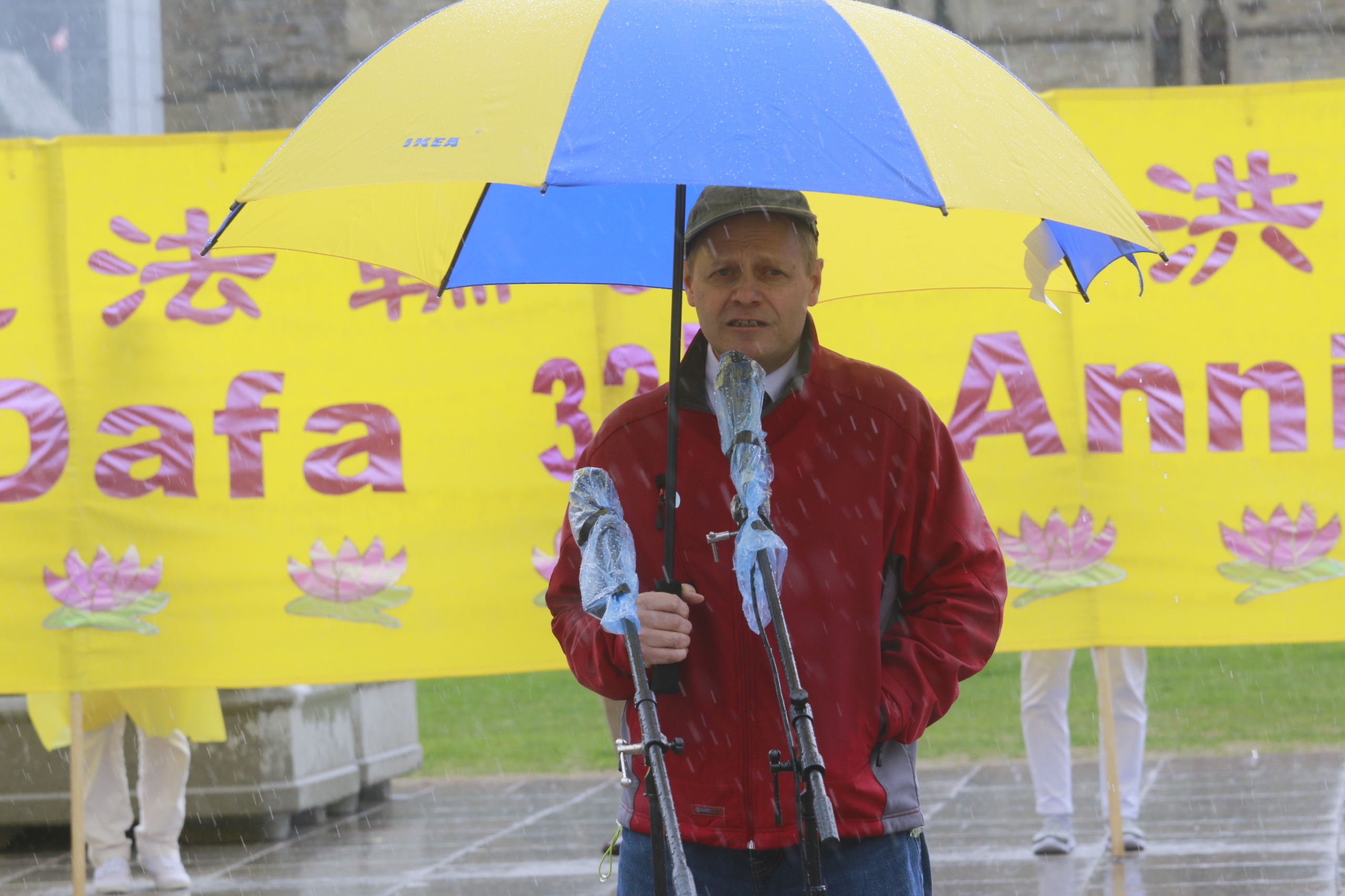 Nghị viên Quốc hội Kevin Lamoureux đọc diễn văn tại lễ kỷ niệm 32 năm Pháp Luân Đại Pháp hồng truyền hôm 08/05/2024. (Ảnh: Kano Ye/The Epoch Times)