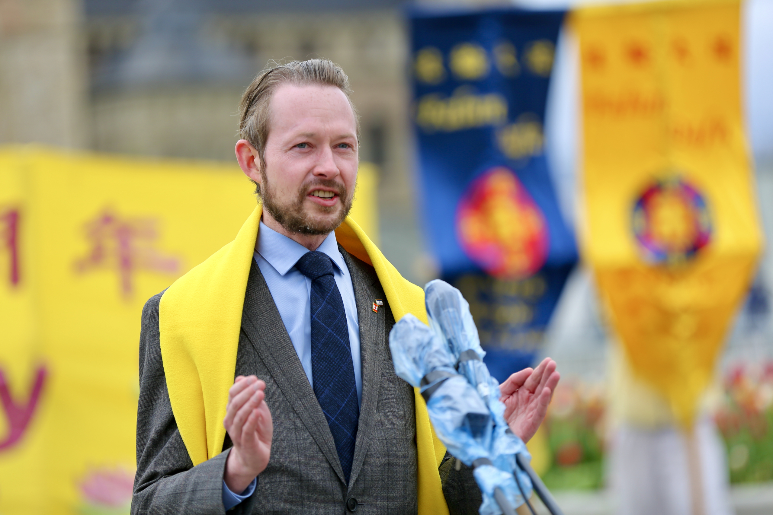 Nghị viên Quốc hội Michael Cooper đọc diễn văn tại lễ kỷ niệm 32 năm ngày Pháp Luân Đại Pháp hồng truyền hôm 08/05/2024. (Ảnh: Nhậm Kiều Sinh/The Epoch Times)