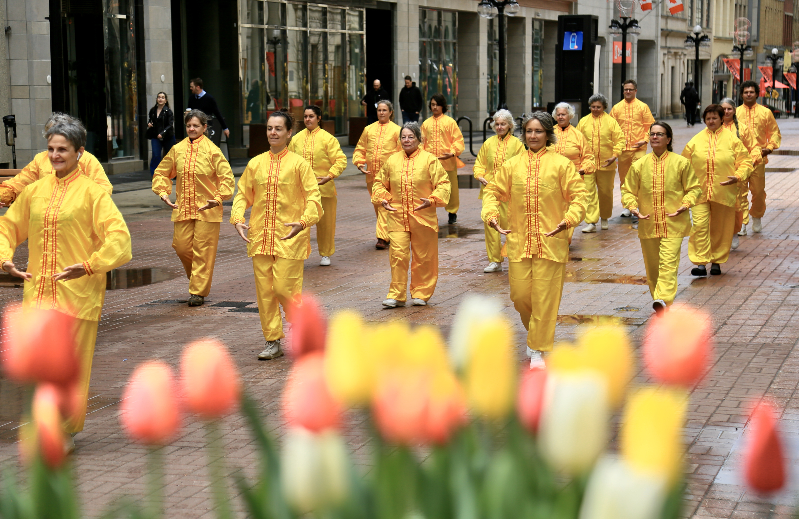 Hình ảnh đội diễn hành biểu diễn các bài công pháp hôm 08/05/2024.(Ảnh: Nhậm Kiều Sinh/The Epoch Times)