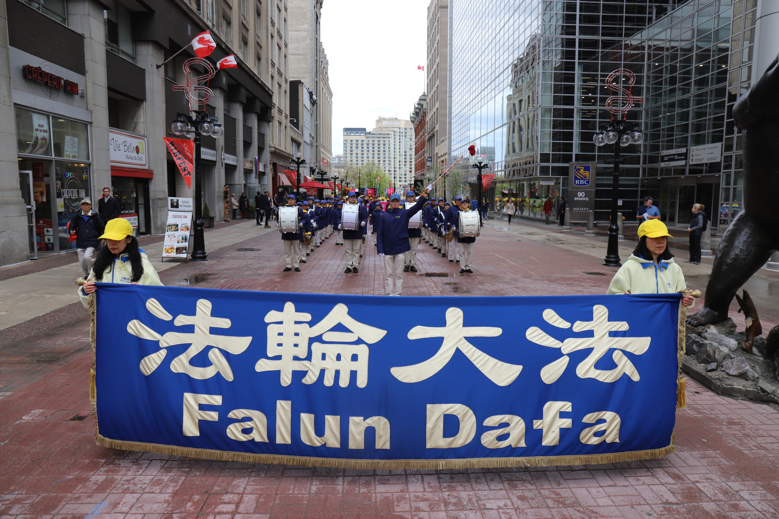 Đội trống của các học viên trong sự kiện kỷ niệm 32 năm Pháp Luân Đại Pháp truyền rộng ra thế giới hôm 08/05/2024.(Ảnh: Kano Ye/The Epoch Times)