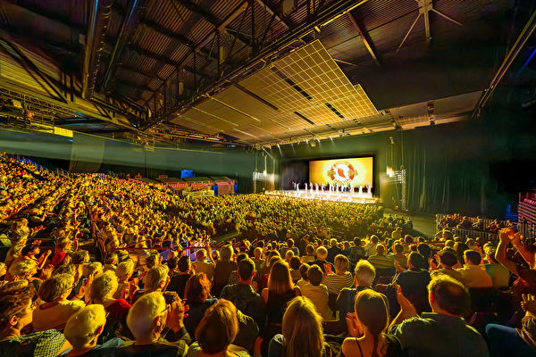 Đoàn Nghệ thuật Biểu diễn Shen Yun Thế Giới thực hiện buổi biểu diễn cuối cùng tại Nhà hát Galaxie Amnéville, Amnéville, phía đông nước Pháp chiều hôm 10/05/2024. Hội trường đầy ắp khán giả, bầu không khí ấm áp và tiếng vỗ tay vang lên như sấm. Sự tương tác giữa khán giả và các nghệ sỹ hết sức cảm động. (Ảnh: Phó Khiết/The Epoch Times)