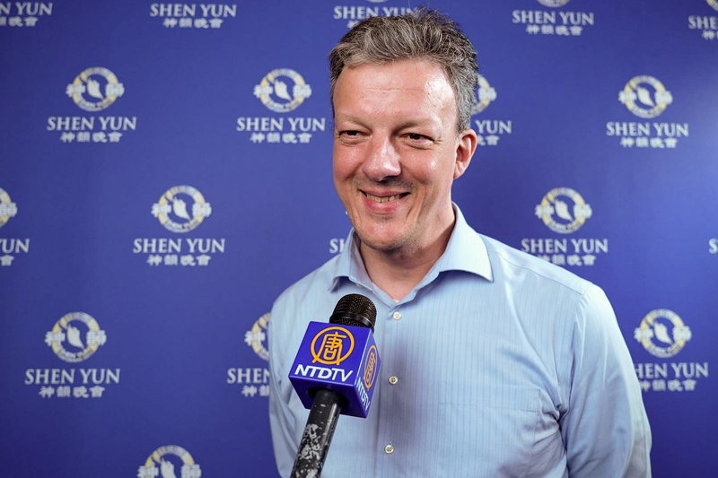 Ông Cyrille Gerhardt thưởng thức buổi biểu diễn cuối cùng của Shen Yun tại Nhà hát Galaxie Amnéville, Amnéville, miền đông nước Pháp chiều hôm 10/05. (Ảnh: Đài truyền hình NTD)