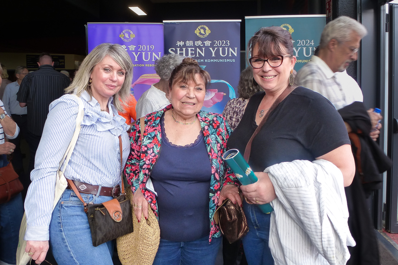 Cô Marjorie Mathieu (phải) và em gái Katia Gouvenel (trái) cùng mẹ đến thưởng lãm buổi biểu diễn cuối cùng của Đoàn Nghệ thuật Biểu diễn Shen Yun Thế Giới tại Nhà hát Galaxie Amnéville, Amnéville, phía đông nước Pháp chiều hôm 10/05. (Ảnh: Đức Long/The Epoch Times)