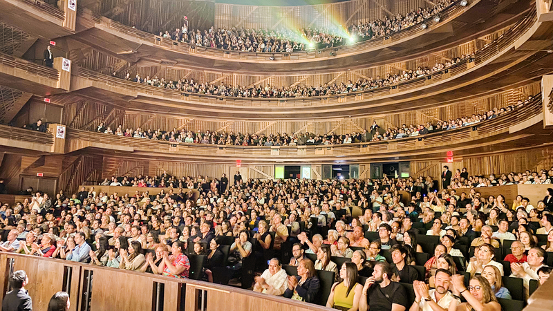 Đoàn Nghệ thuật Biểu diễn Shen Yun Lưu Diễn biểu diễn buổi cuối cùng trong năm nay tại Nhà hát Conjunto Santander Artes Escénicas, thuộc Đại học Guadalajara, Mexico tối hôm 09/05/2024. Hội trường đầy ắp khán giả, một vé cũng khó tìm mua. (Ảnh: Dật Trần/The Epoch Times)