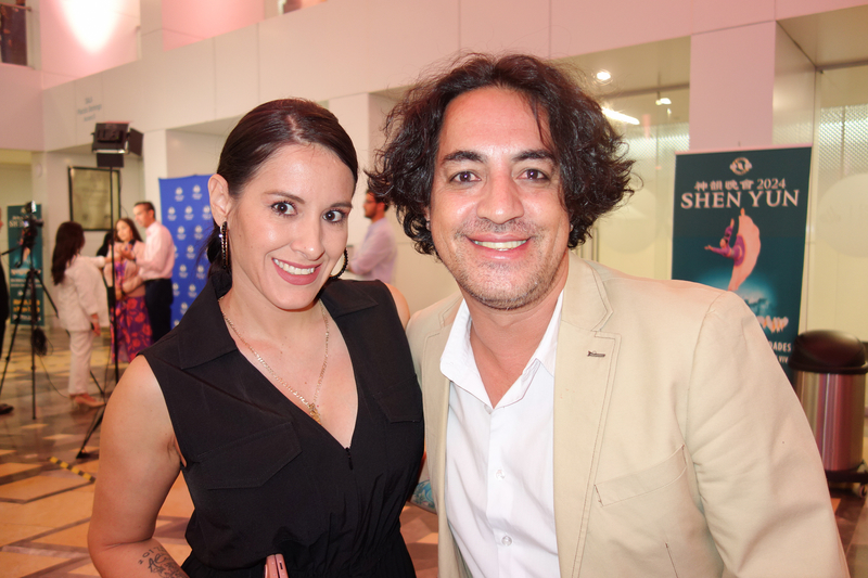 Người chủ trì chương trình đài phát thanh, ông Brillo Moncada, (bên phải) cùng bạn đến thưởng lãm buổi diễn thứ tám của Đoàn Nghệ thuật Biểu diễn Shen Yun Lưu Diễn tại Conjunto Santander Artes Escénicas, thuộc Đại học Guadalajara ở Mexico tối hôm 09/05/2024. (Ảnh: Vu Lệ Lệ/The Epoch Times)