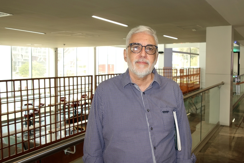 Ông Ivan Santana, đại diện đại lý Motorola trong lĩnh vực thiết bị viễn thông tại Mexico, thưởng thức buổi diễn thứ tám của Đoàn Nghệ thuật Biểu diễn Shen Yun Lưu Diễn tại Conjunto Santander Artes Escénicas, thuộc Đại học Guadalajara ở Mexico chiều hôm 09/05/2024. (Ảnh: Vu Lệ Lệ/The Epoch Times).