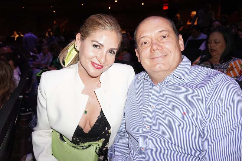 Ông Federico Amezcua Amezcua, giám đốc điều hành một công ty dược phẩm cùng phu nhân Tania Gómez de Amezcua, nhà thiết kế đồ họa thưởng thức buổi diễn thứ bảy của Đoàn Nghệ thuật Biểu diễn Shen Yun Lưu Diễn tại Nhà hát nổi tiếng Conjunto Santander Artes Escénicas thuộc Đại học Guadalajara, Mexico chiều hôm 09/05. (Ảnh: Ngô Hương Liên/The Epoch Times)