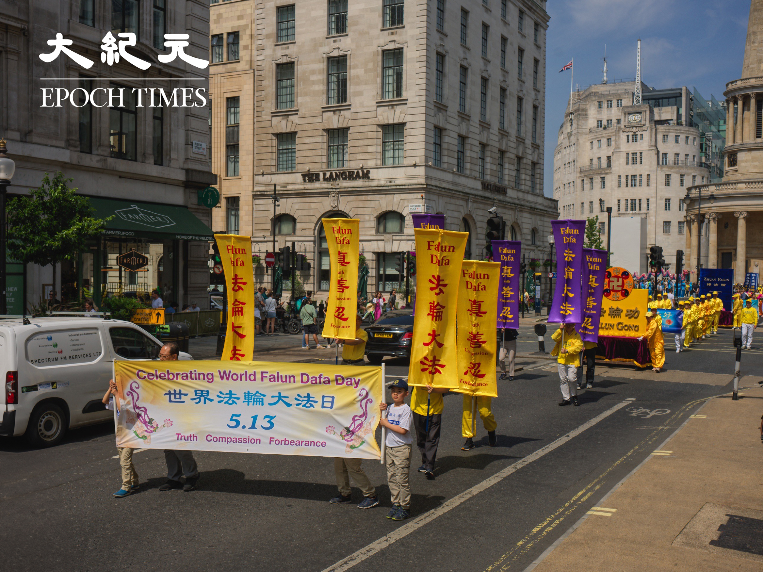 Rất nhiều biểu ngữ của Pháp Luân Đại Pháp giương cao trong cuộc diễn hành và mít tinh kỷ niệm Ngày Pháp Luân Đại Pháp Thế Giới hôm 11/05/2024. (Ảnh: Yến Ninh/The Epoch Times)