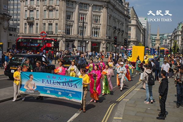 Hàng trăm học viên Pháp Luân Công ở Anh đã tổ chức diễn hành và mít tinh kỷ niệm Ngày Pháp Luân Đại Pháp Thế Giới. Ảnh chụp đoàn diễn hành đi qua đường Oxford, con đường sầm uất nhất London, hôm 11/05/2024. (Ảnh: Yến Ninh/The Epoch Times)
