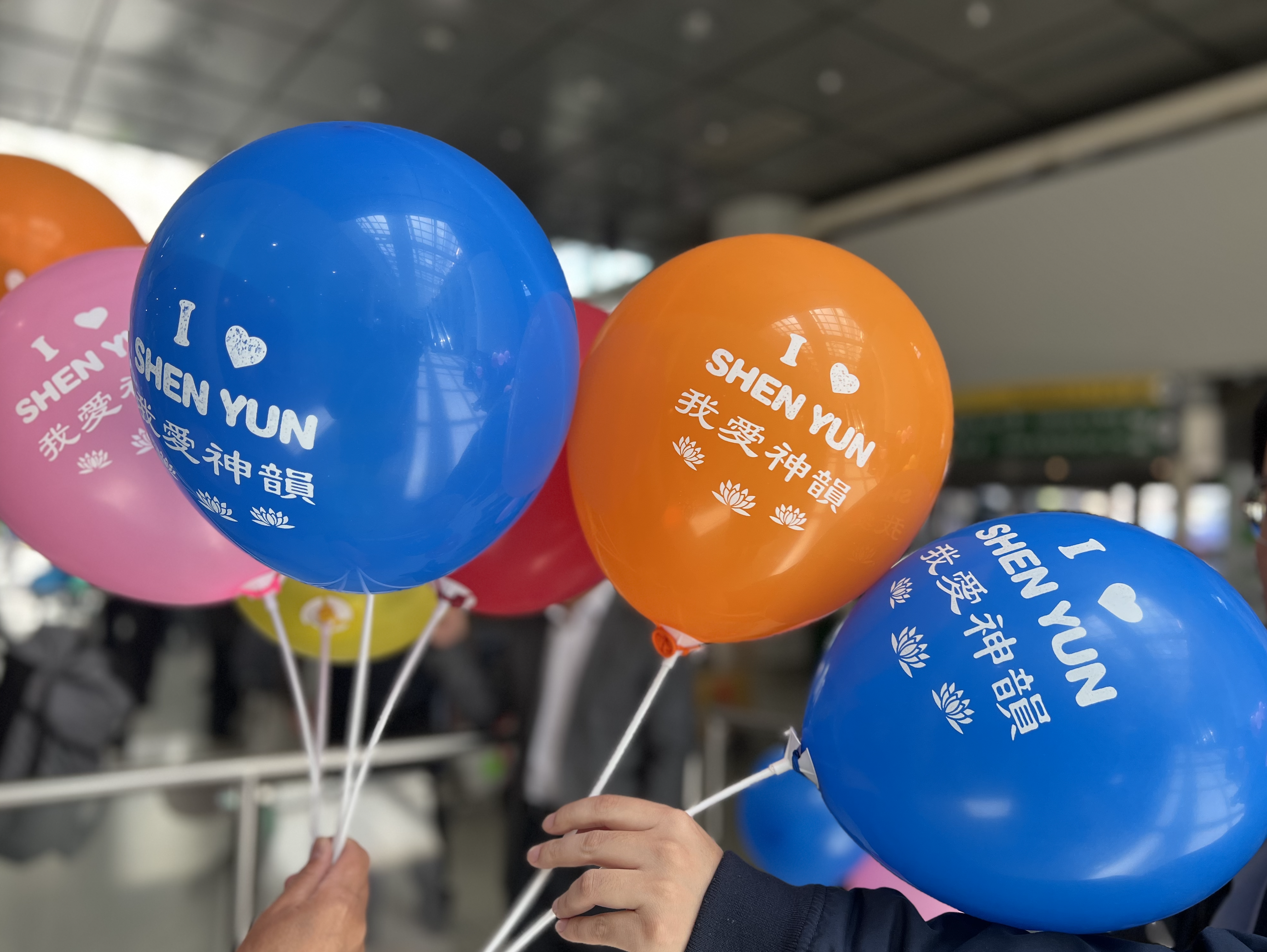 Các nghệ sỹ của Đoàn Nghệ thuật Biểu diễn Shen Yun Thế Giới trở về sau chuyến lưu diễn Châu Âu và được khán giả chào đón nồng nhiệt. Ảnh chụp hôm 11/05/2024, tại phi trường JFK, New York, Hoa Kỳ (Ảnh: Trương Học Tuệ/The Epoch Times)