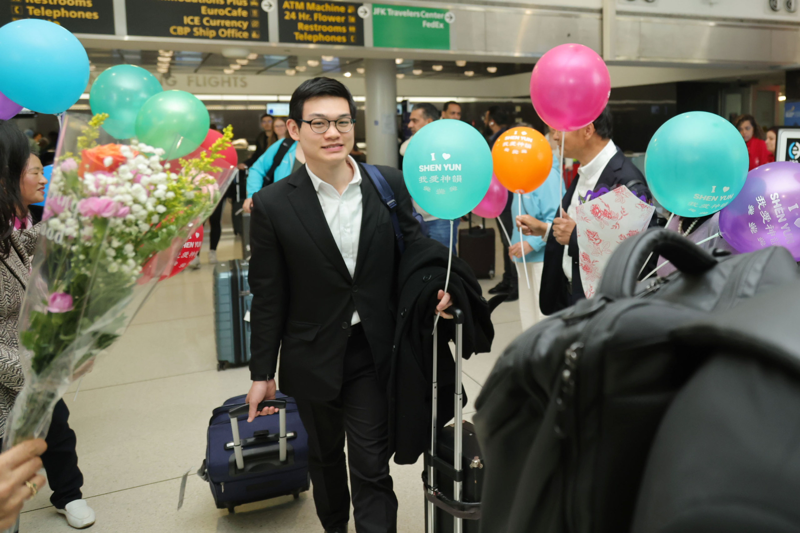 Các nghệ sỹ của Đoàn Nghệ thuật Biểu diễn Shen Yun Thế Giới trở về sau chuyến lưu diễn Châu Âu và được khán giả chào đón nồng nhiệt. Ảnh chụp hôm 11/05/2024, tại phi trường JFK, New York, Hoa Kỳ (Ảnh: Trương Học Tuệ/The Epoch Times)
