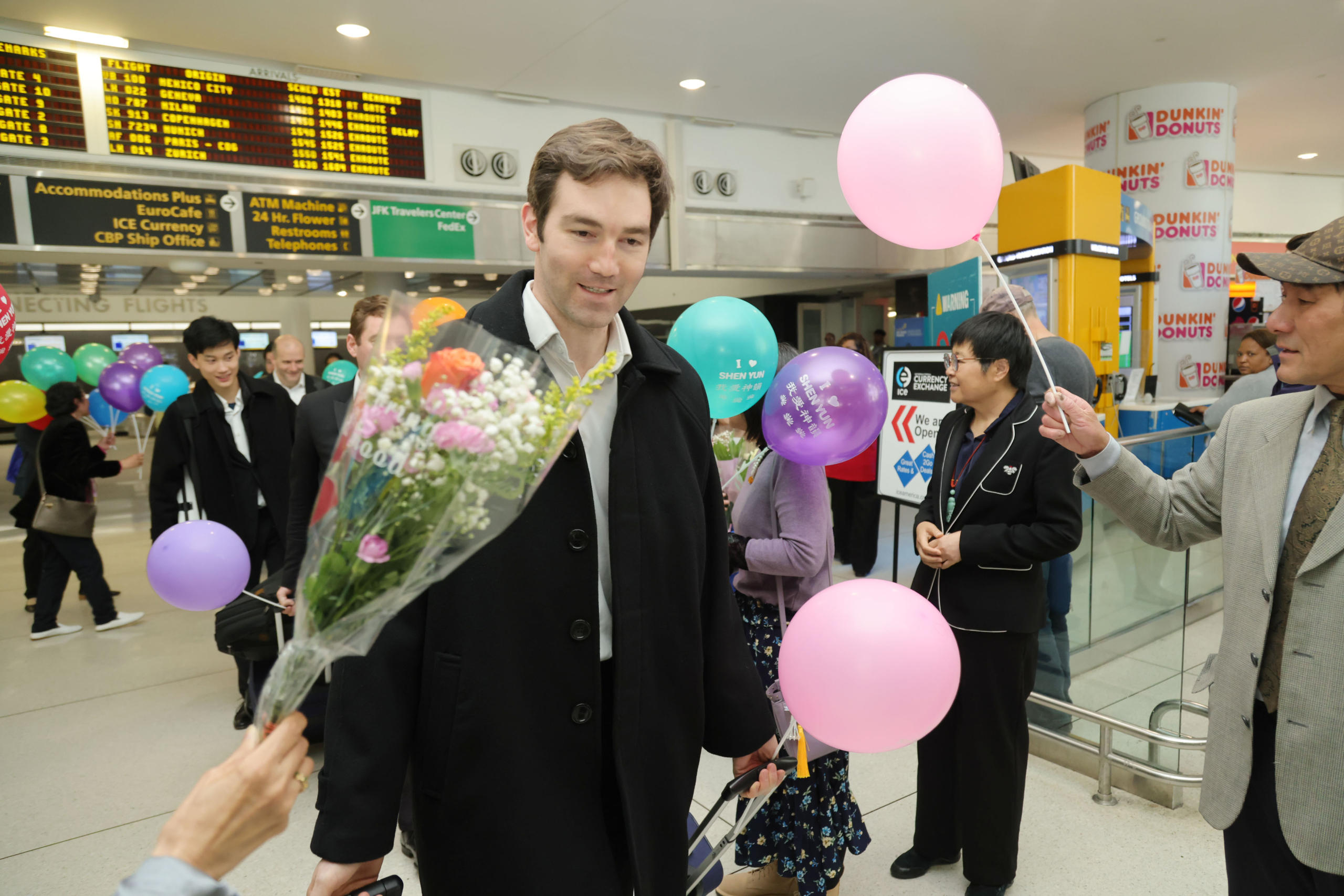 Các nghệ sỹ của Đoàn Nghệ thuật Biểu diễn Shen Yun Thế Giới trở về sau chuyến lưu diễn Châu Âu và được khán giả chào đón nồng nhiệt. Ảnh chụp hôm 11/05/2024, tại phi trường JFK, New York, Hoa Kỳ (Ảnh: Trương Học Tuệ/The Epoch Times)